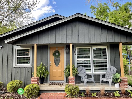 Broken Arrow's Best!- Pool table, fire pit, & more!!