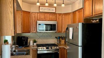 Frigorifero, microonde, forno, piano cottura