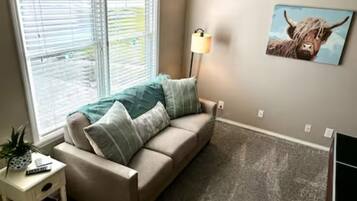 Una Smart TV, Netflix, Hulu, una mesa de tenis de mesa