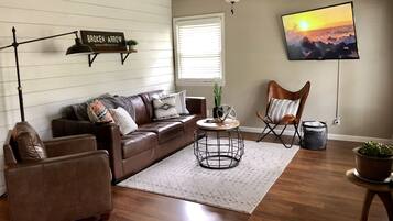 Una Smart TV, Netflix, Hulu, una mesa de tenis de mesa