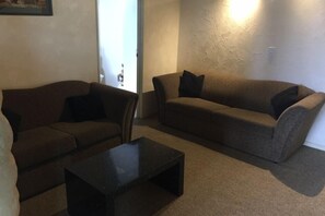 Fernseher, DVD-Player, Stereoanlage