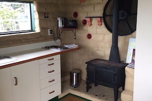 Réfrigérateur, micro-ondes, plaque de cuisson, bouilloire électrique