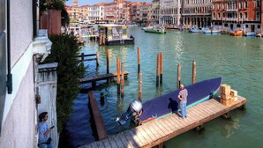 Ein Panoramablick von einer Wohnung mit Blick auf einen Kanal, auf dem Boote fahren, mit historischen Gebäuden.