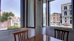 Ein Zimmer mit Blick auf die historischen Gebäude und Kanäle Venedigs.