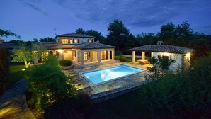 A large house with a swimming pool, a patio, and a small gazebo. - Luxury villa with heated pool (Višnjan)