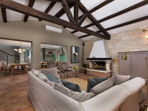 Tv, eldstad, tv-spel och dvd-spelare