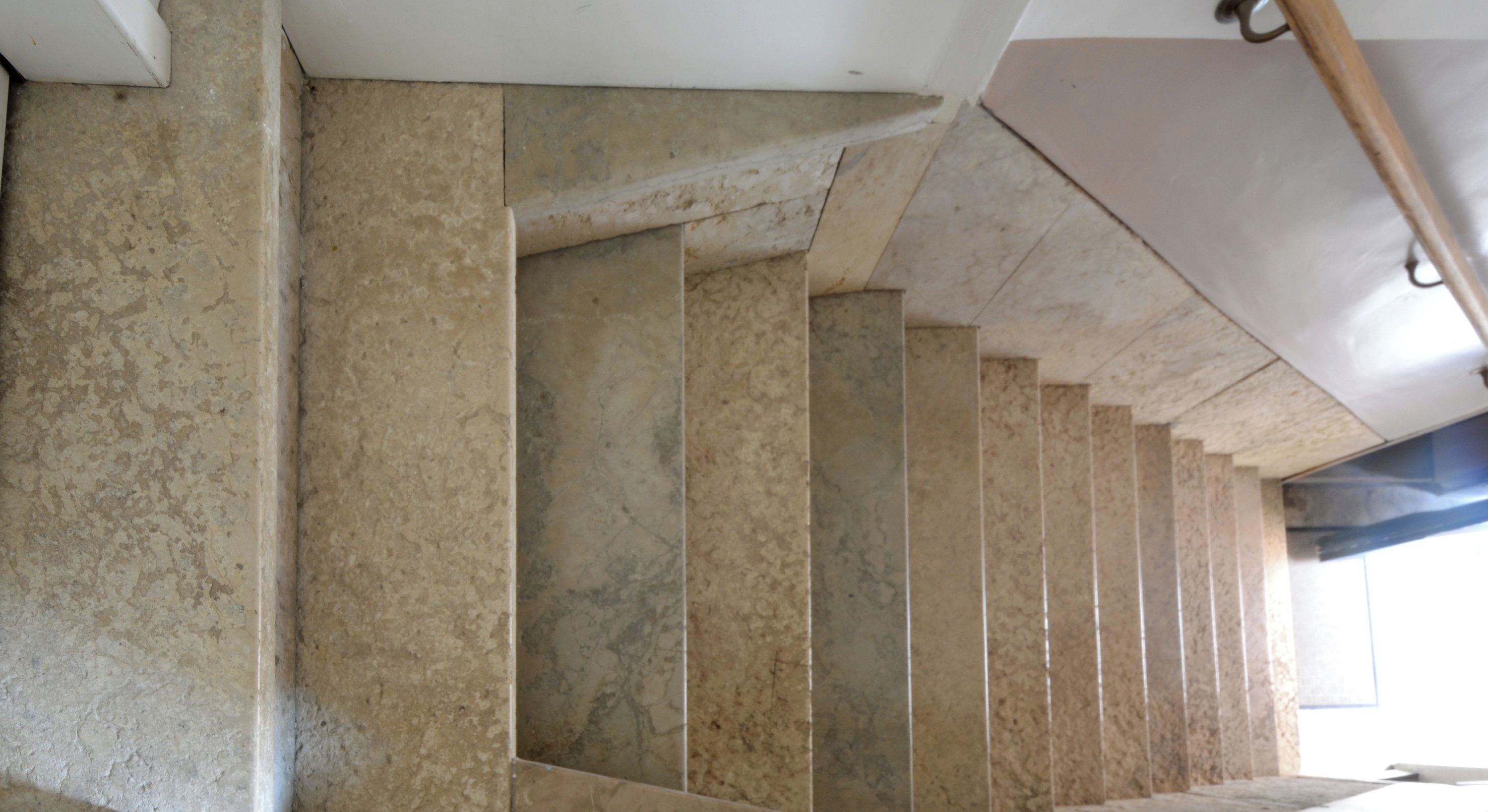 Un escalier partant de la porte d’entrée et menant à un palier.
