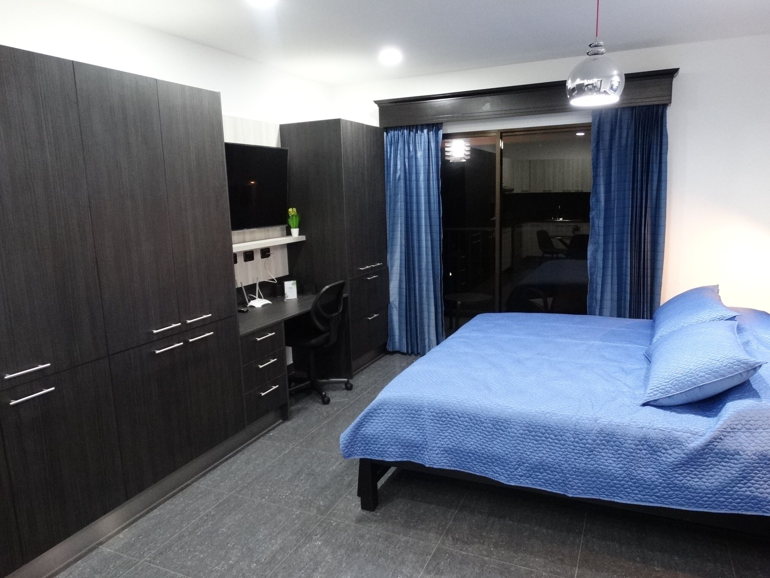 1 dormitori, planxa i posts de planxar, Internet i roba de llit 