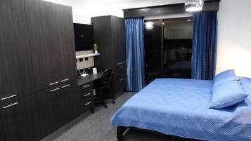 1 dormitori, planxa i posts de planxar, Internet i roba de llit