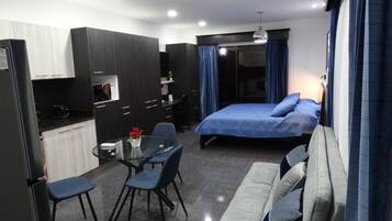 1 habitación, tabla de planchar con plancha, internet y ropa de cama