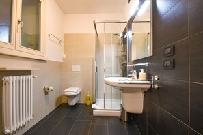 Dusche, kostenlose Toilettenartikel, Haartrockner