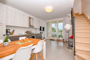 Réfrigérateur, micro-ondes, four, lave-vaisselle