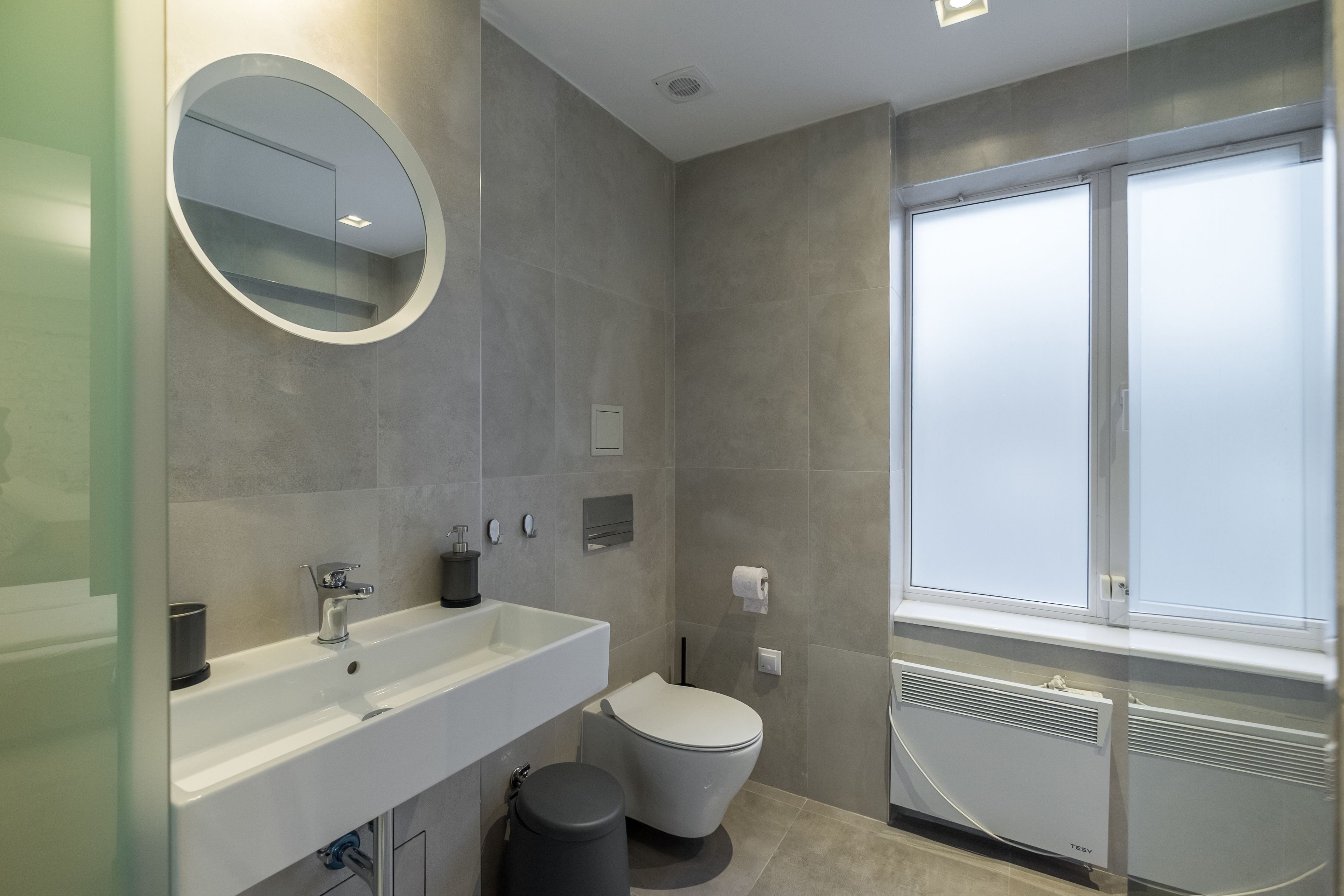 deluxe studio | bathroom | shower, hair dryer, towels