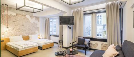 Superior Studio | Premium bedding, blackout curtains, iron/ironing board, free WiFi