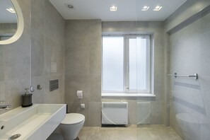Deluxe Studio | Bathroom | Shower, hair dryer, towels - R34 Boutique Hotel (Sofia)