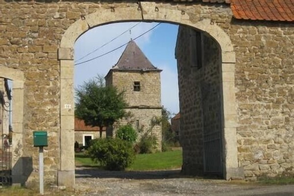 l' entrée de la cour et le pigeonnier