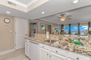 Fridge, microwave, oven, stovetop - GRAB THIS LAST MINUTE DISCOUNTED RATE. 270 PER NIGHT! HURRY! MAY 30-JUNE 6, 2025 (Surfside Beach)