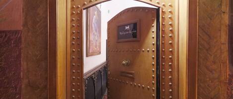 Un corridoio con una porta con la scritta '102' e un cartello che recita 'Real apartments des palaces'.