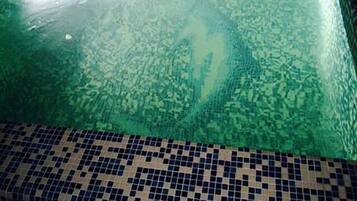 7 kolam renang tertutup