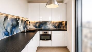 Signature appartement, 2 slaapkamers, toegankelijk voor mindervaliden, uitzicht op stad | Privékeuken | Een koelkast/vriezer, een oven, een kookplaat, een vaatwasser