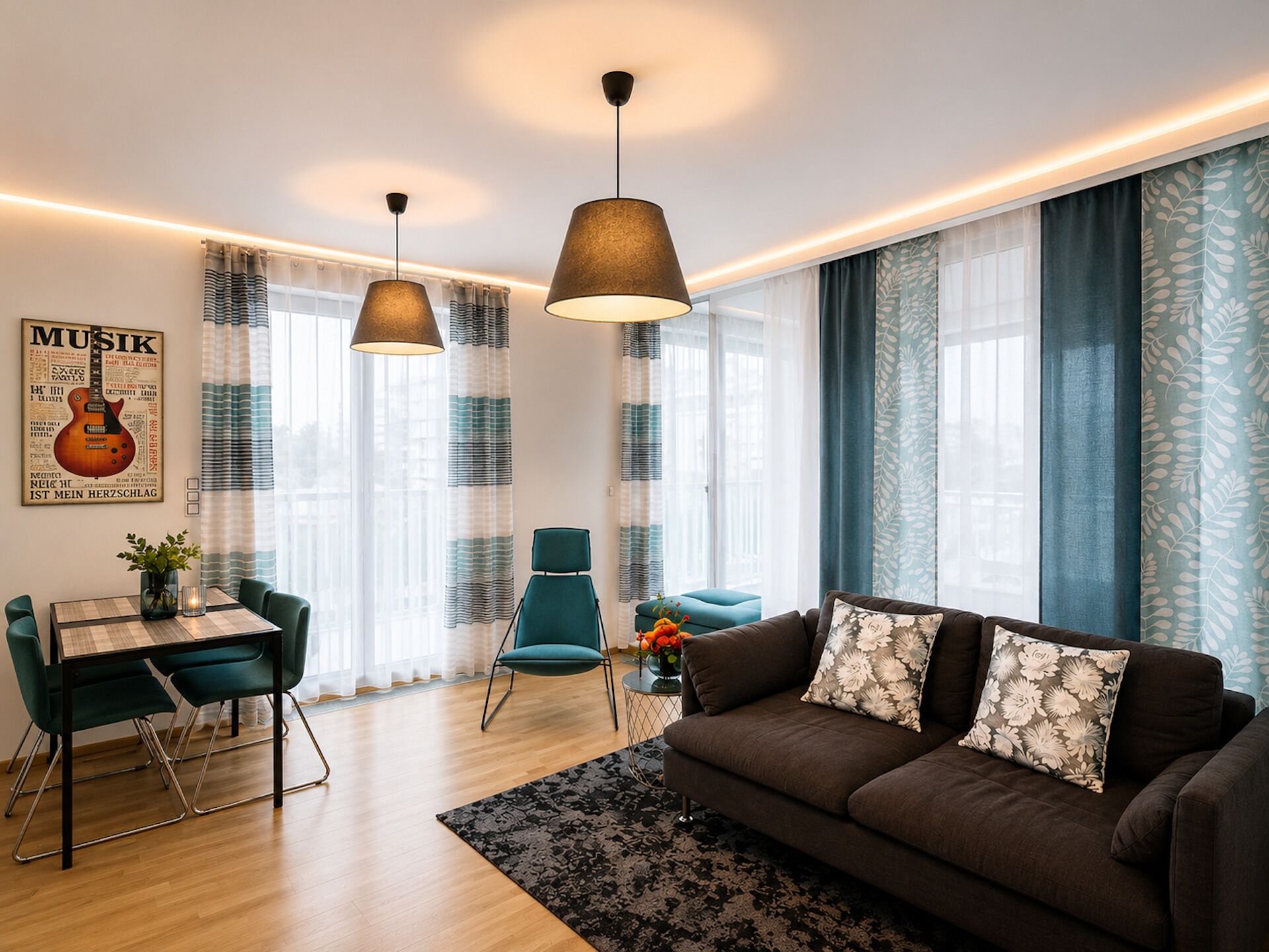 Una sala de estar moderna con sofá, mesa de comedor, sillas y lámparas colgantes.