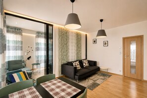 Signature-huoneisto, 2 makuuhuonetta, esteetön, kaupunkinäköala | Yksilöllisesti sisustettu, yksilöllisesti kalustettu