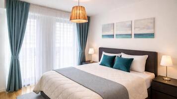 Leilighet – signature, 2 soverom, tilgjengelighetstilpasset, byutsikt | Individuelt dekorert, individuelt innredet og skrivebord for bærbar PC