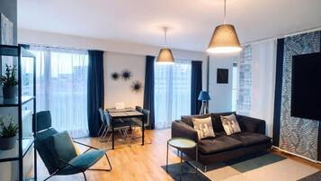 Luksussuite, 2 soverom, kjøkken | Individuelt dekorert, individuelt innredet og skrivebord for bærbar PC