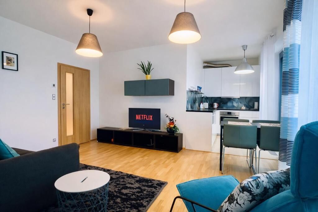 Appartement Signature, 2 chambres, accessible aux personnes à mobilité réduite, vue sur la ville | Aire de séjour | Téléviseur à écran plat de 42 po avec télévision numérique