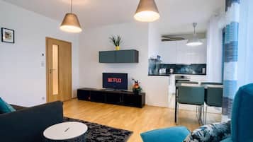 Signature Apartment, 2 Bedrooms, Accessible, City View | Living area