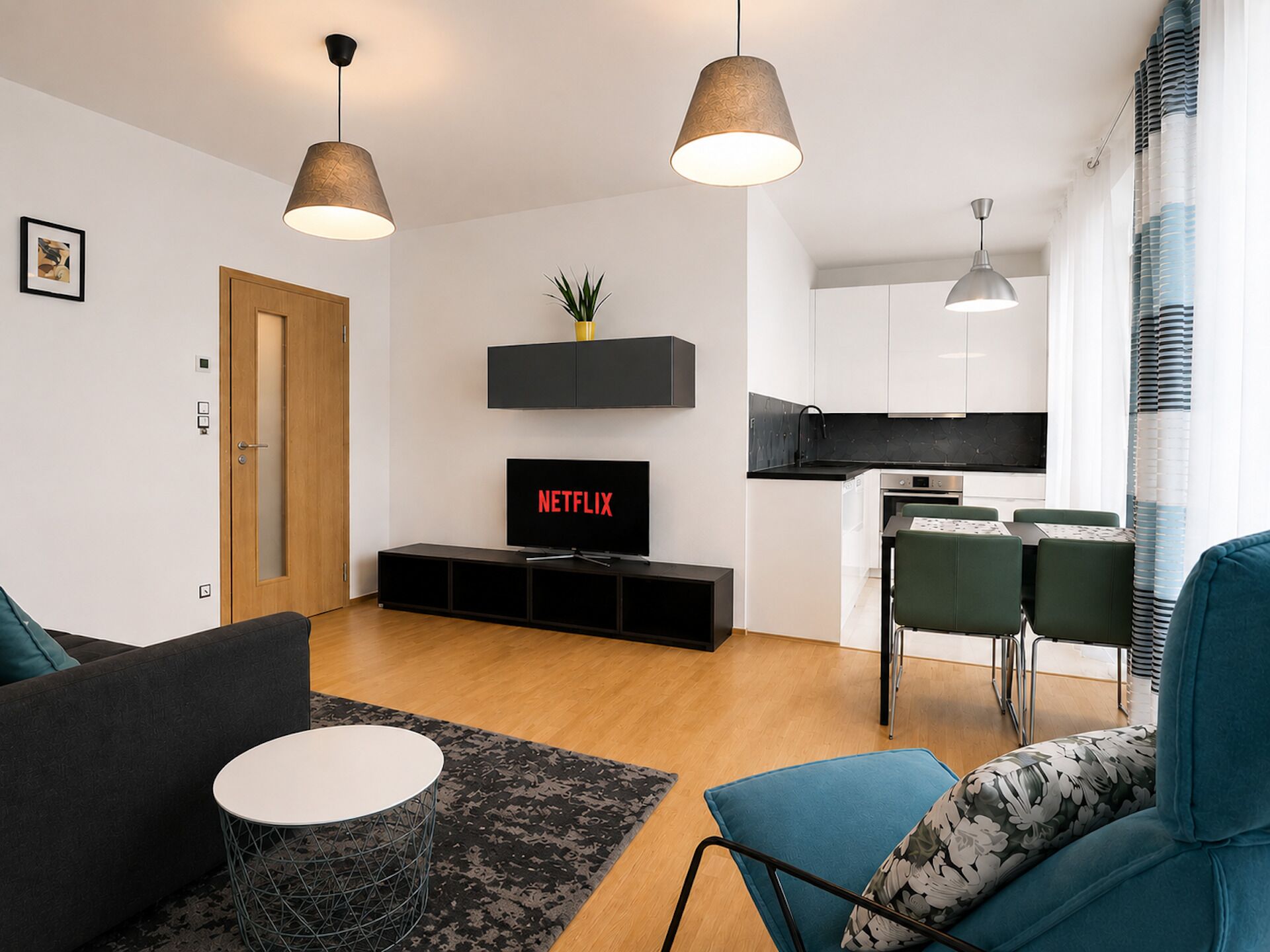 Signature-Apartment, 2 Schlafzimmer, barrierefrei, Stadtblick | Wohnbereich | 42-Zoll-Flachbildfernseher mit Digitalempfang, LED-Fernseher