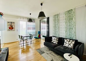 Signature Apartment, 2 Bedrooms, Accessible, City View | Dihias secara berasingan, dilengkapkan perabot secara berasingan 