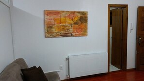 Appartement familial, Plusieurs lits, vue sur la montagne, au bord de la piscine | Aire de séjour | Téléviseur ACL