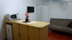 Family Apartment, Multiple Beds, Mountain View, Poolside | Private kitchenette | Microwave, cookware/dishes/utensils - Lindo Flat Por Temporada Em Gramado (Gramado)