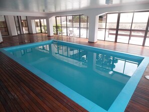 Innenpool, geöffnet von 07:00 Uhr bis 22:00 Uhr, Sonnenschirme