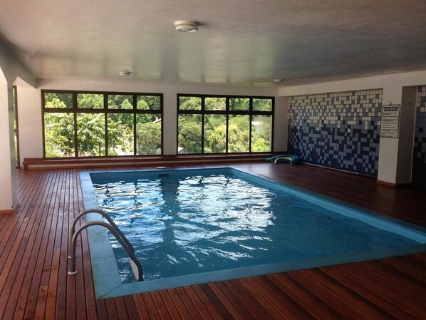 Indoor pool, open 7 AM to 10 PM, pool umbrellas, sun loungers - Lindo Flat Por Temporada Em Gramado (Gramado)