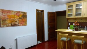 Appartement familial, Plusieurs lits, vue sur la montagne, au bord de la piscine | Cuisinette privée | Four à micro-ondes, vaisselle et ustensiles