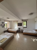Habitación cuádruple familiar | Escritorio, sistema de insonorización, wifi gratis y ropa de cama