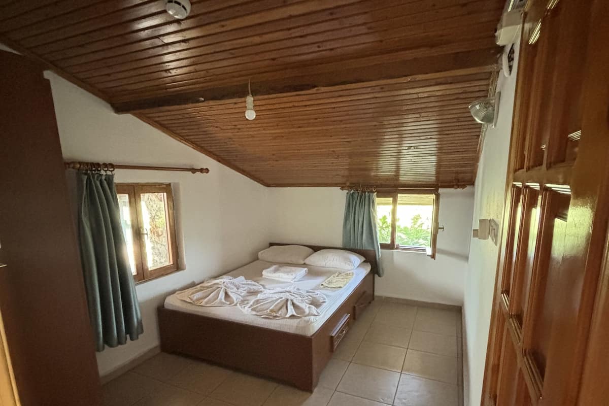 Standard Double Room | Desk, soundproofing, free WiFi, bed sheets