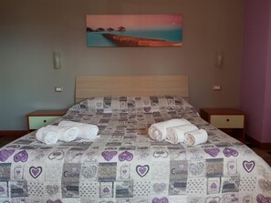 Minibar, skrivebord, lydisolert og strykejern/-brett