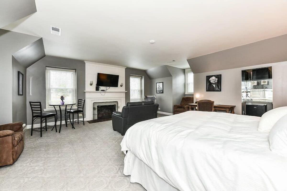 2 bedrooms, individually furnished, iron/ironing board, free WiFi