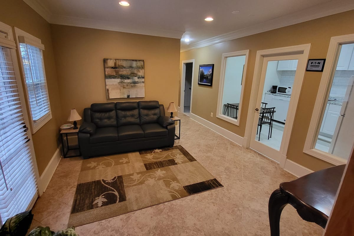 2 bedrooms, individually furnished, iron/ironing board, free WiFi