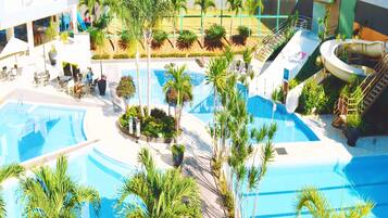 Una piscina techada, 6 piscinas al aire libre