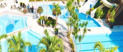 Piscina interna, 6 piscinas externas, espreguiçadeiras