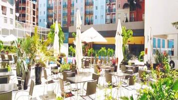 Una piscina techada, 6 piscinas al aire libre