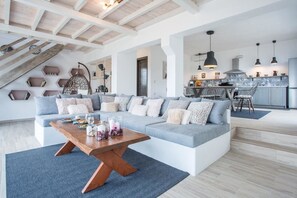 Deluxe-Villa, 1 King-Bett, Nichtraucher, eigener Pool | Wohnbereich | Flachbildfernseher