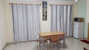 Comfort Villa, 2 Bedrooms, Mountain View | In-room dining