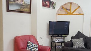 Comfort Villa, 2 Bedrooms, Mountain View | Living room | Flat-screen TV - Uili's Farm House (Apia)