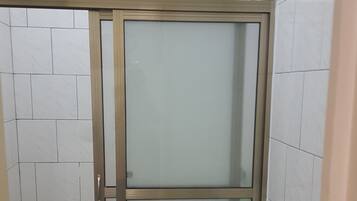 Comfort-Villa, 2 Schlafzimmer, Bergblick | Badezimmer | Dusche, Regendusche, Handtücher