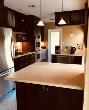 Refrigerador, microondas, horno y parrilla de estufa 